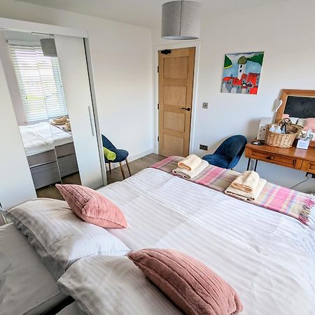 Cosy Guest Room In A Family Home With Free Parking EDI Eksteriør billede