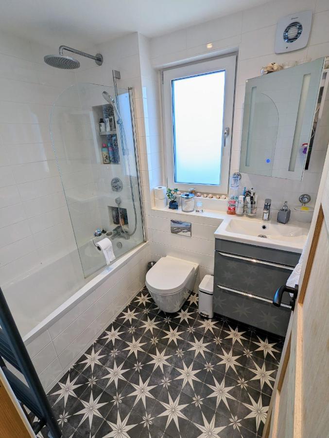 Cosy Guest Room In A Family Home With Free Parking EDI Eksteriør billede