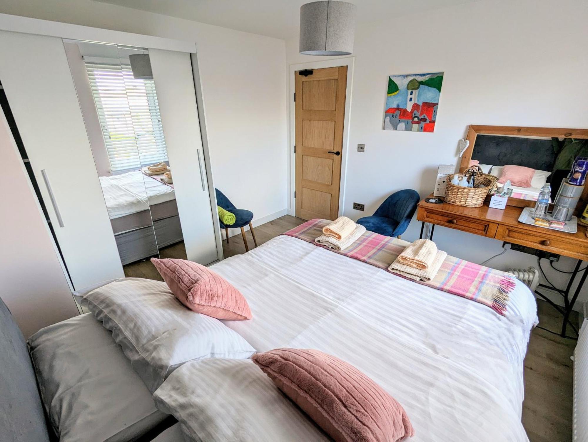 Cosy Guest Room In A Family Home With Free Parking EDI Eksteriør billede